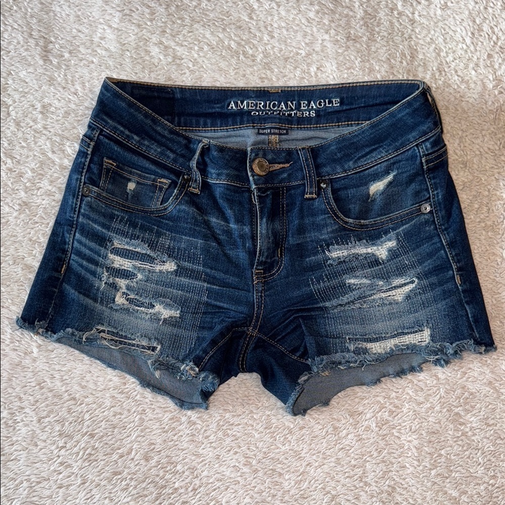 🩳 American Eagle Women’s Super Stretch Distressed Denim Cutoff Shorts – Size 4
